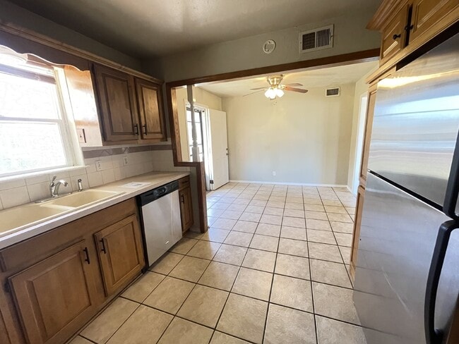 Building Photo - 3 Bed, 1 Bath Home with Large Corner Lot