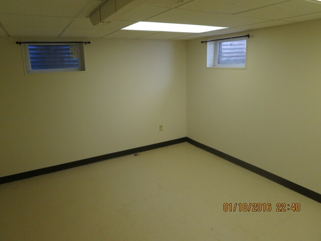 Building Photo - 3br Bethesda Rental