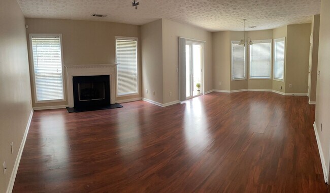 Building Photo - Lovely 3 Bed/2.5 Bath Townhome for lease i...
