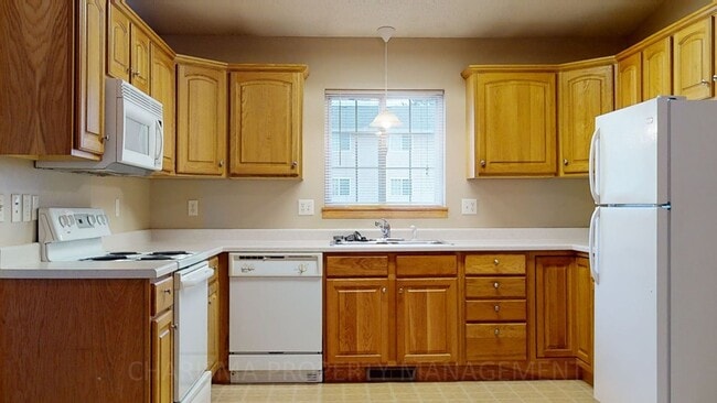 Building Photo - 3 BD, 2 BA, DOUBLE ATTACHED GARAGE, GREAT ...