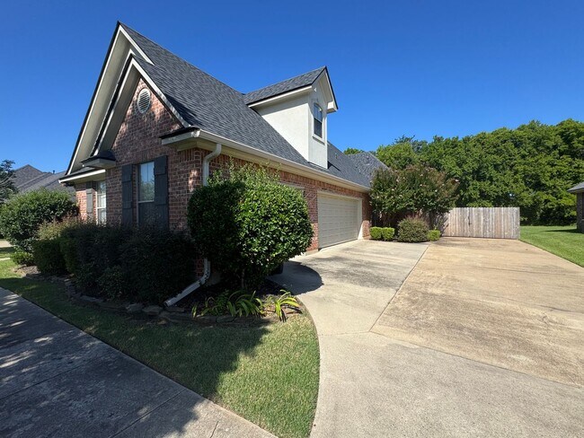 Building Photo - Beautiful 5 Bedroom Bossier City Home in Tiburon Neighborhood