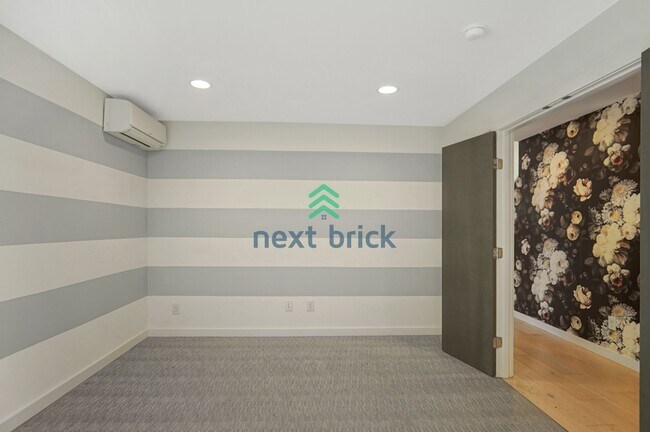 Building Photo - 3 BED & 3 BATH TOWNHOUSE FOR RENT