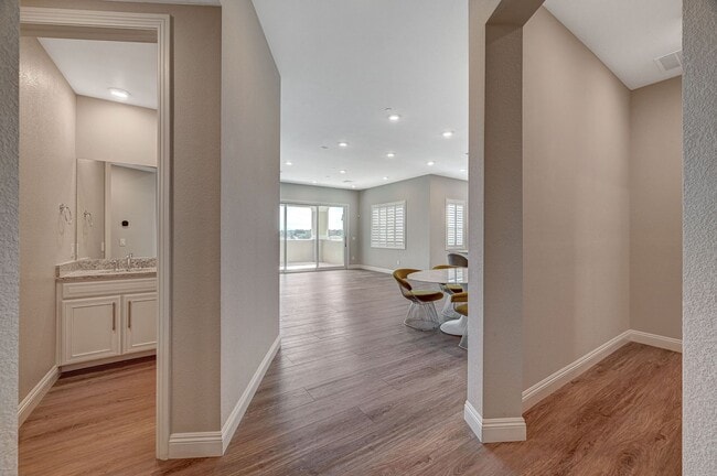 Building Photo - Mira Villa