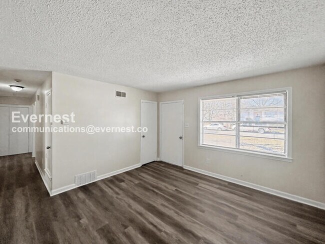 Building Photo - 3 Bed/2 Bath Home with Carport / Pet-Friendly / Available Now!