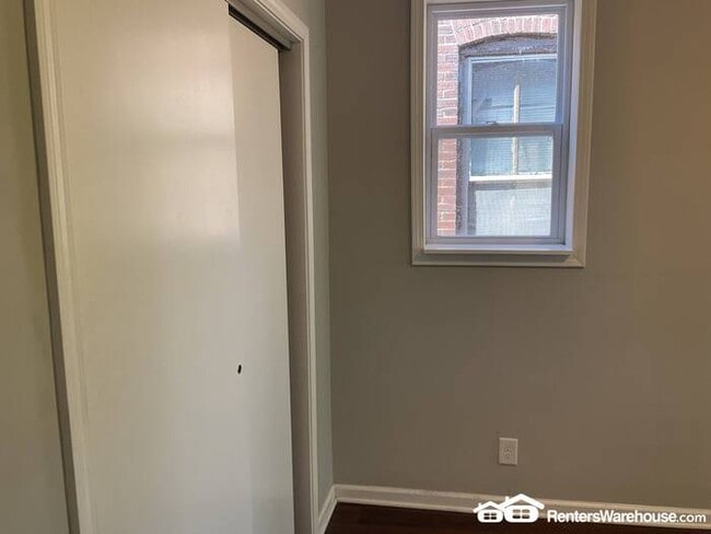 Building Photo - Completely Renovated New and Open Concept ...