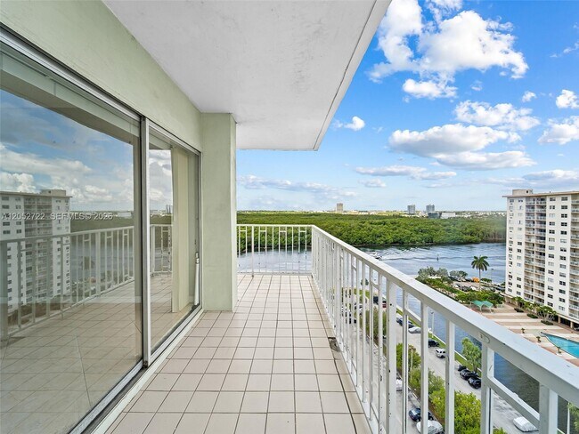 Building Photo - 500 Bayview Dr