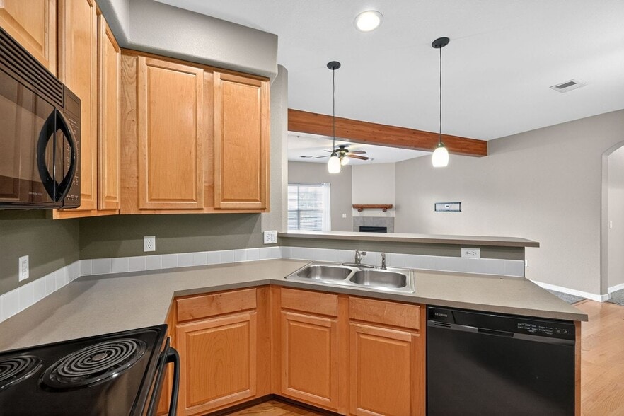 Building Photo - 5220 Boardwalk Dr