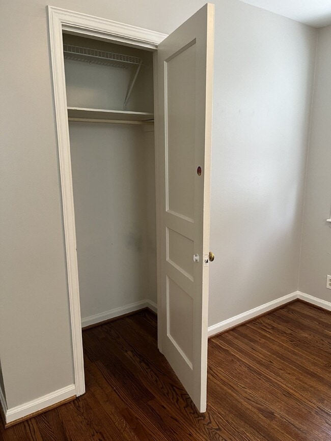 Building Photo - Charming 3-Bed Home with Hardwood Floors &...