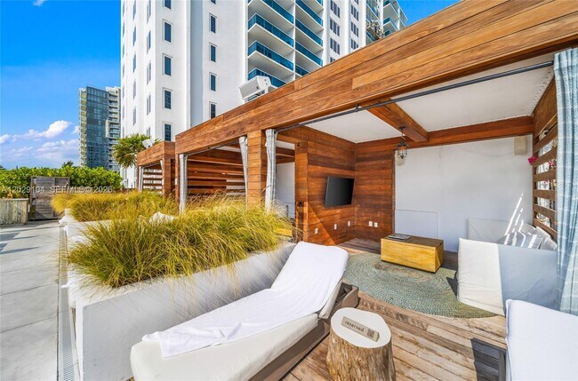 Building Photo - 2301 Collins Ave