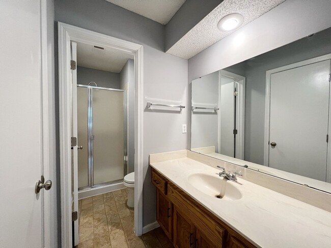 Building Photo - SEE IT NOW: Charming and Well-Maintained Home in the heart of Overland Park!