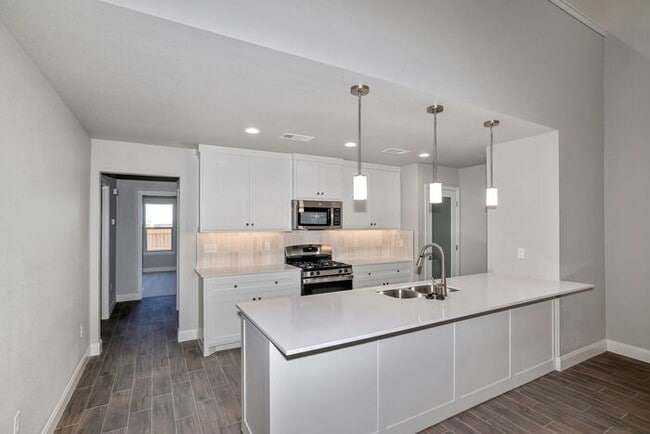 Building Photo - 7616 Woodford Ave