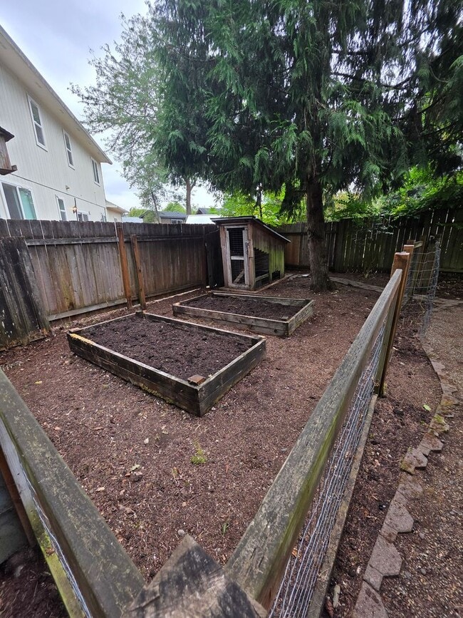 Building Photo - Charming home on quaint cul-de-sac!