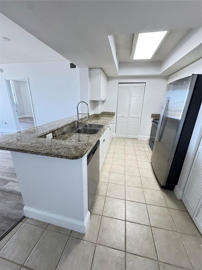 Building Photo - 19501 W Country Club Dr