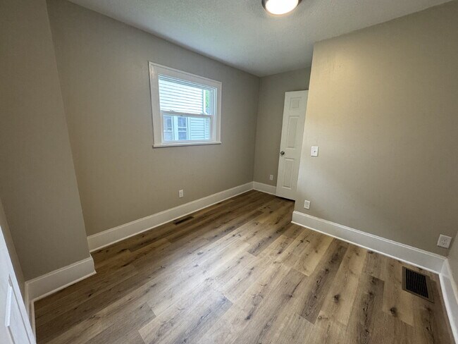 Building Photo - Charming 4-Bed Oasis in Minneapolis – Spacious 1500 Sq Ft Gem!