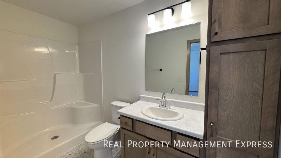 Building Photo - Modern 3 Bed 2.5 Bath Townhome Located in ...