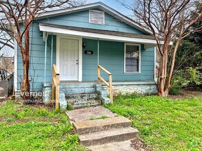 Building Photo - Cozy 3-Bedroom Home with Great Comforts / ...