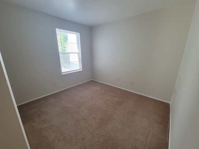 Building Photo - 2 Bedroom, 1 Bathroom Condo located in Max...