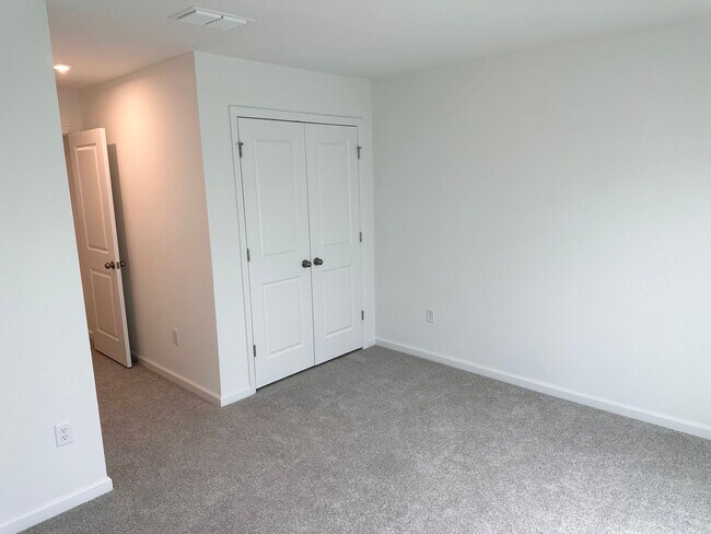 Building Photo - For Rent - 3 BEDROOM 2.5 BATHROOM TOWNHOUS...