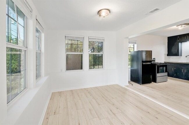 Building Photo - 18502 E Lakeview Dr