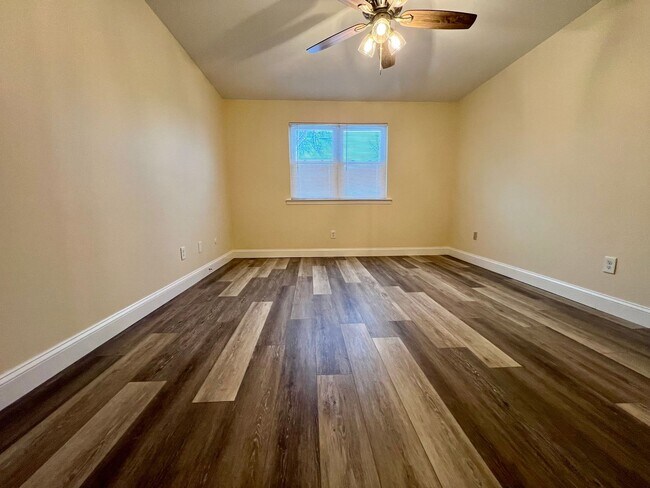 Building Photo - Stunning 2nd Floor Apartment in Telford! Parking Spot Included!