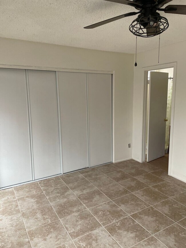 Building Photo - Charming 3 bed 2 bath single level home with RV Gate