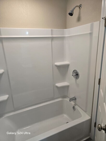 Building Photo - 112 Tacoma Rd