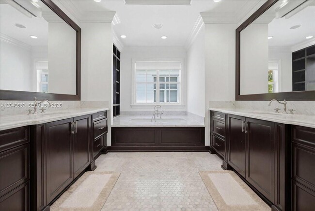 Building Photo - 4734 Sunset Dr