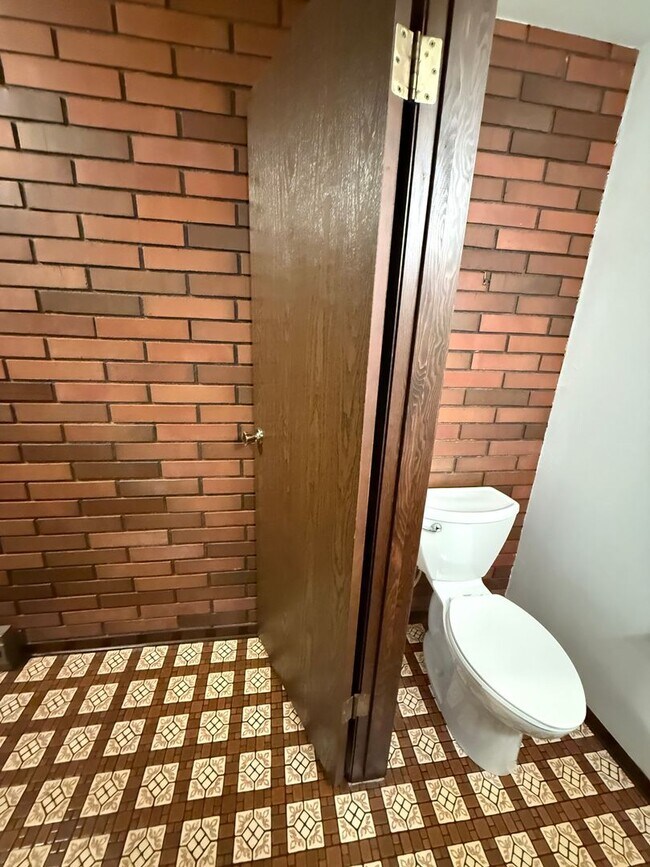 Building Photo - Save $500 on 2nd Month Rent