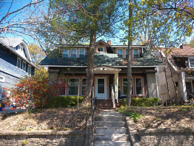 Building Photo - Available 6/1/25 Charming Two Story Single...