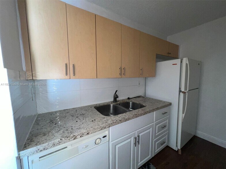 Building Photo - 1129 Lake Victoria Dr