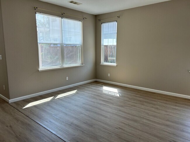 Building Photo - Beautiful 5 Bedroom, 3 Bath Brentwood Home / Downstairs Bedroom and Bath