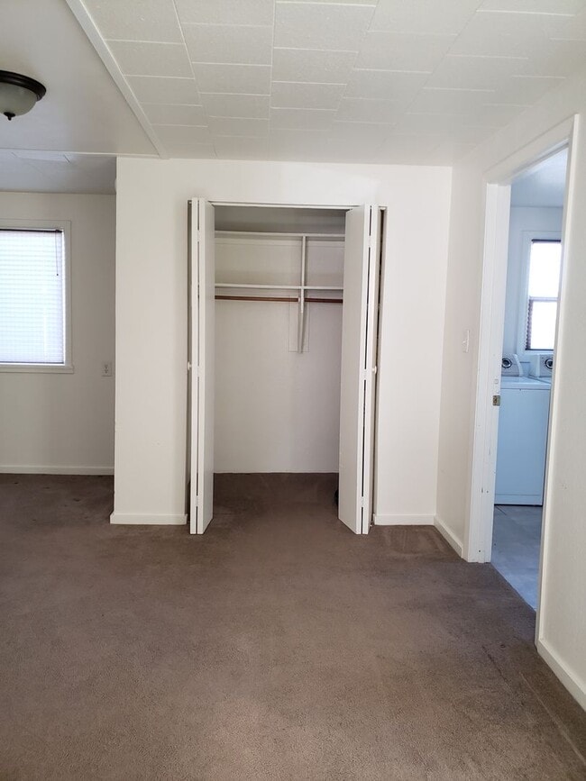 Building Photo - 2+ Bedroom, 2 bathroom Charming Home Available!