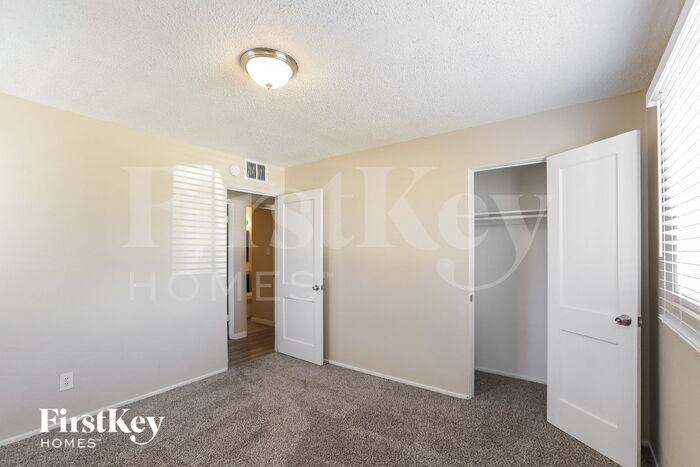 Building Photo - 2929 W Rancho Dr