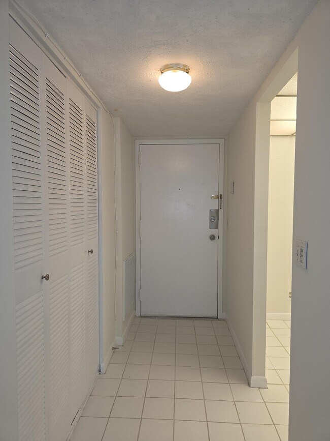 Building Photo - 470 Executive Center Dr