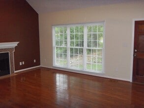 Building Photo - **AVA. 10/1, Possibly Sooner!** 3BR/2BA We...