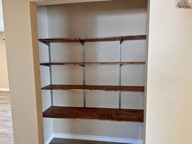 Building Photo - 1408 Normandy Dr