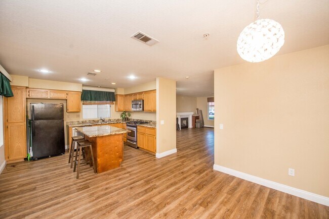 Building Photo - Beautiful Townhouse in the desirable Anaheim Packing District!