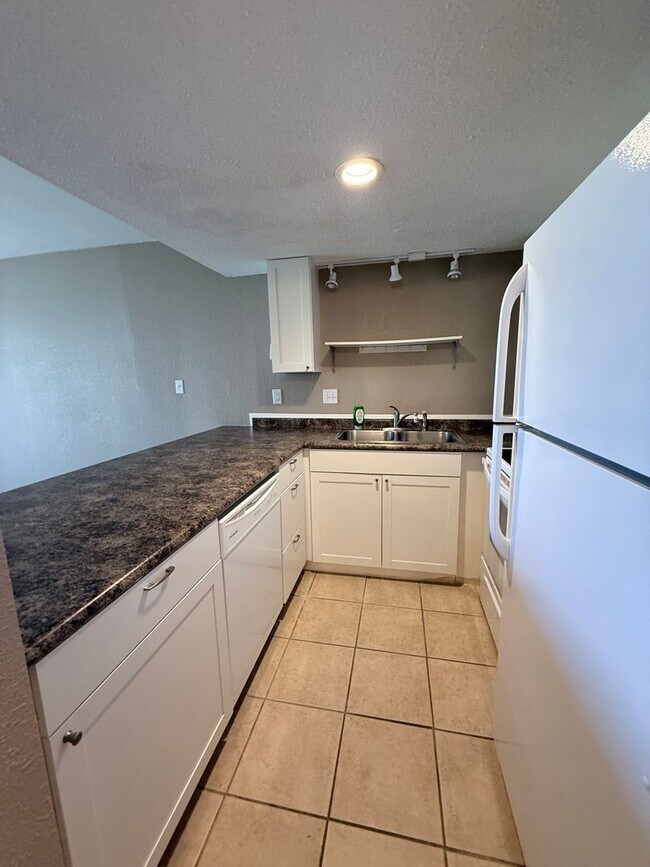 Building Photo - New Listing!