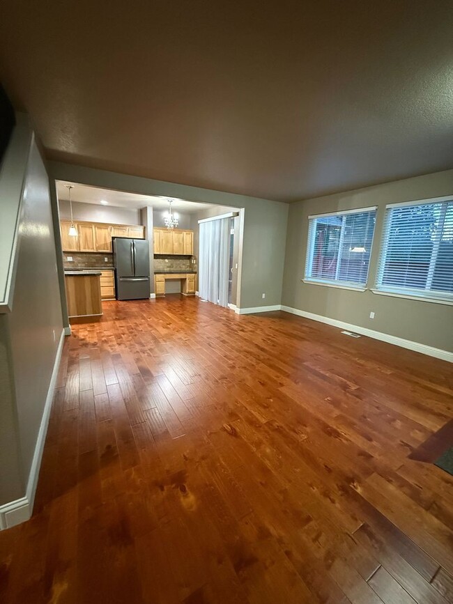 Building Photo - Beautiful 4B/3Ba Home in East Vancouver!