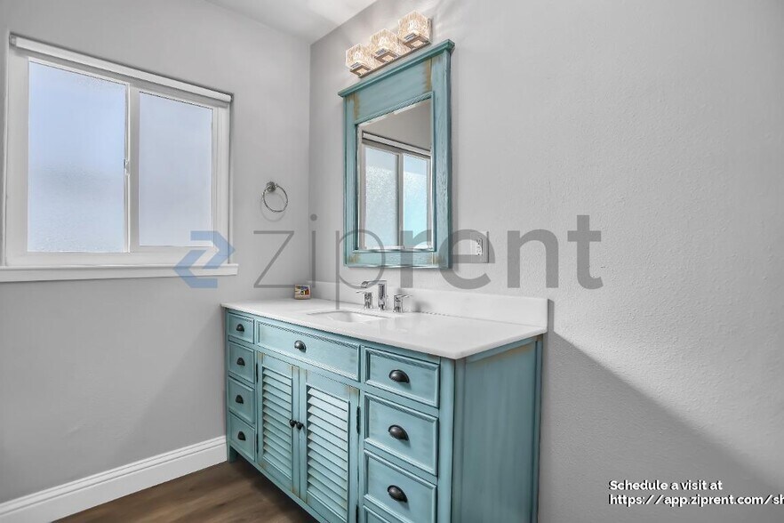 Building Photo - 1331 W Yale Ave