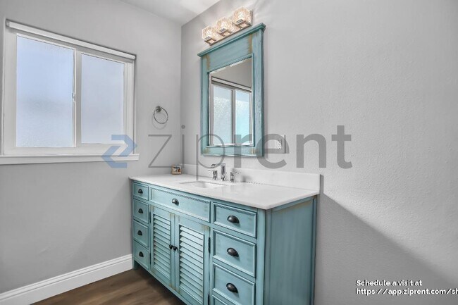 Building Photo - 1331 W Yale Ave