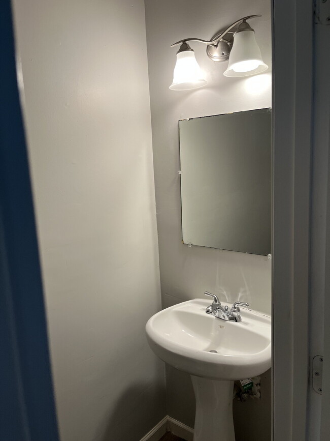 Building Photo - 2 BEDROOM 11/2 BATH TOWNHOME  MINUTES TO D...