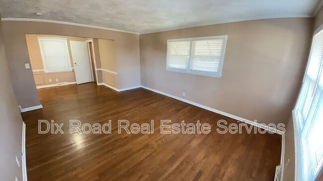 Building Photo - 921 Millikin St