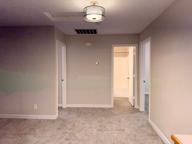 Building Photo - 1073 NE Hidden Valley Dr