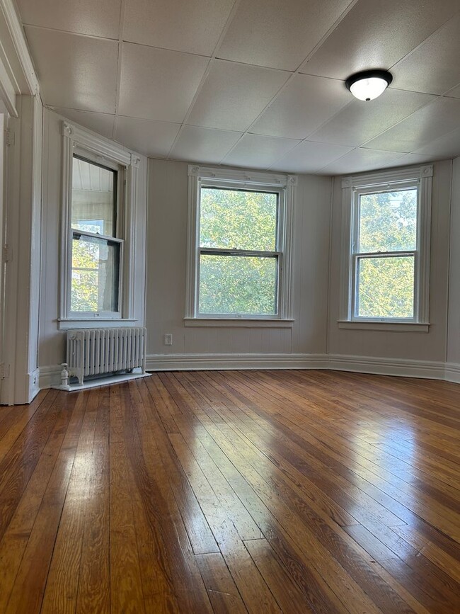 Building Photo - 1 Bedroom, 1 Bathroom with Den on Union St...