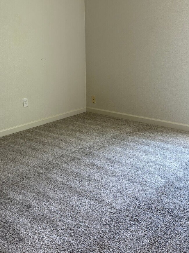 Building Photo - 2 Bedroom Ranch Style Home