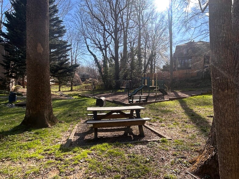 Building Photo - 4923 Americana Dr