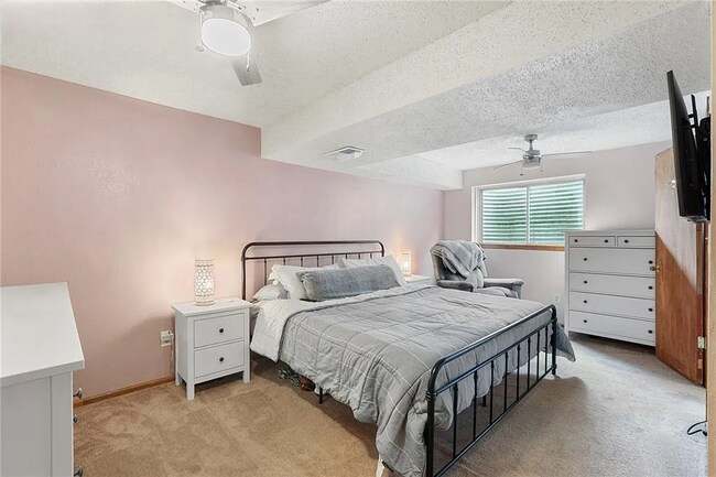 Building Photo - 4 Bedroom House for RENT