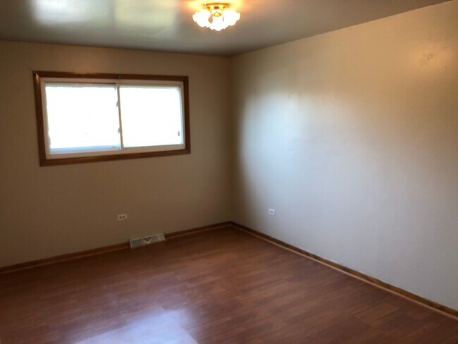 Building Photo - 5041 Forster Ave