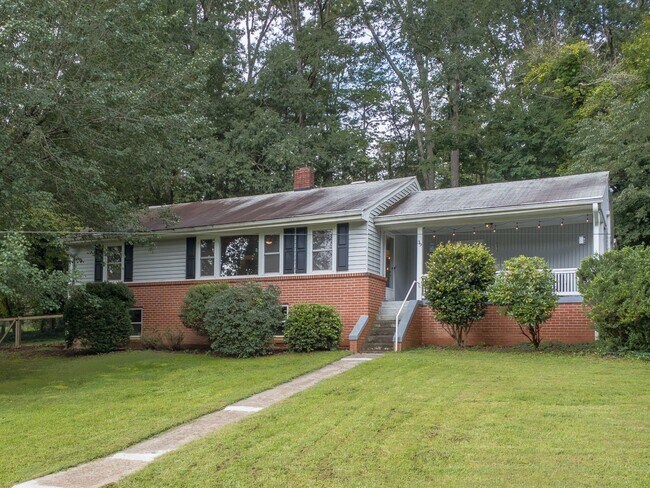 Building Photo - Beautiful Three-Bedroom with Fenced Yard i...